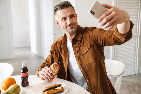 Image Grey Haired Joyful Man Taking Selfie Photo Smartphone While — Stock Photo, Image