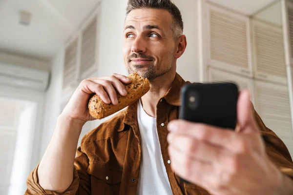 Beyaz Saçlı Neşeli Bir Adamın Akıllı Telefonuyla Selfie Çekerken Beyaz — Stok fotoğraf
