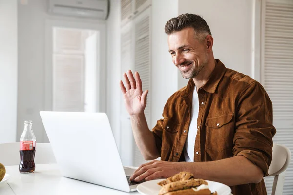 Immagine Bell Uomo Sorridente Che Lavora Con Computer Portatile Agita — Foto Stock