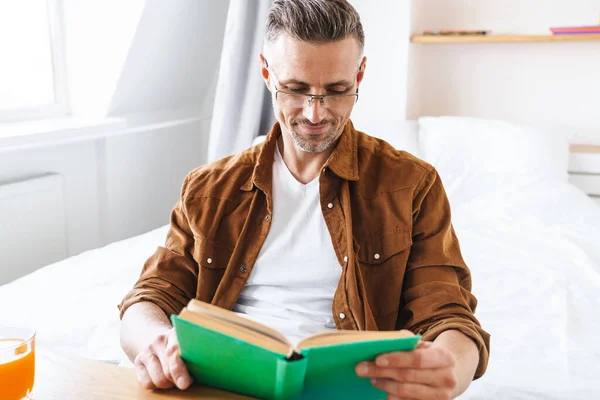 Bild Eines Gutaussehenden Mannes Mit Brille Der Buch Liest Und — Stockfoto