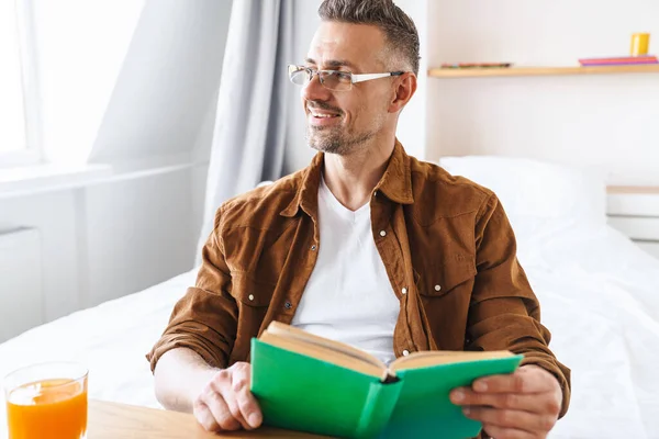 Immagine Bell Uomo Contento Con Gli Occhiali Che Legge Libro — Foto Stock