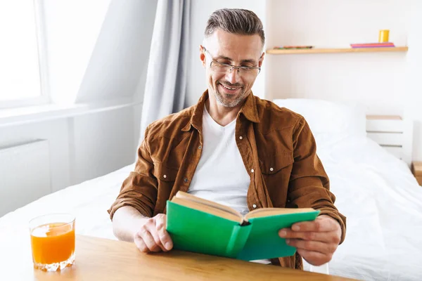 Bild Eines Gutaussehenden Mannes Mit Brille Der Buch Liest Und — Stockfoto