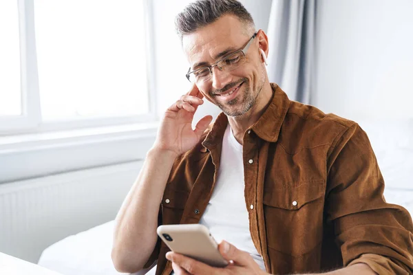 Beeld Van Knappe Lachende Man Bril Met Mobiele Telefoon Draadloze — Stockfoto