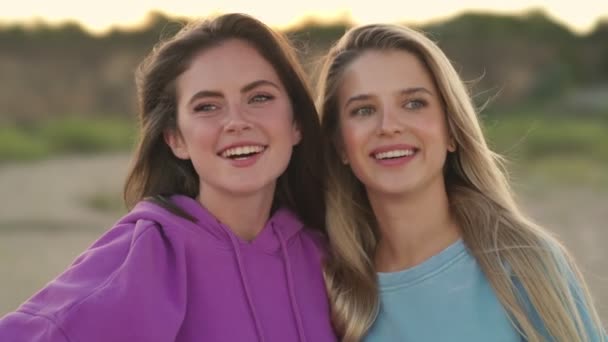 Duas Meninas Bonitas Estão Olhando Para Lado Praia — Vídeo de Stock