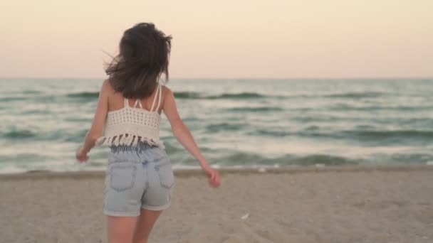 Une Vue Arrière Une Jeune Fille Court Sur Plage — Video