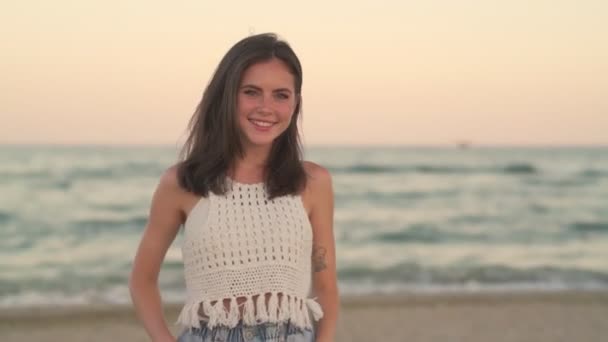 Une Jeune Fille Heureuse Marche Sur Plage — Video