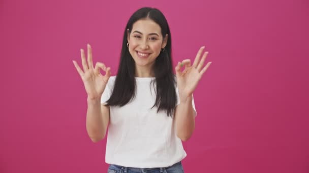 Une Femme Souriante Montre Geste Correct Avec Les Deux Mains — Video