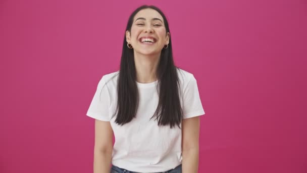 Una Mujer Sonriente Alegre Está Pie Aislada Sobre Fondo Rosa — Vídeo de stock