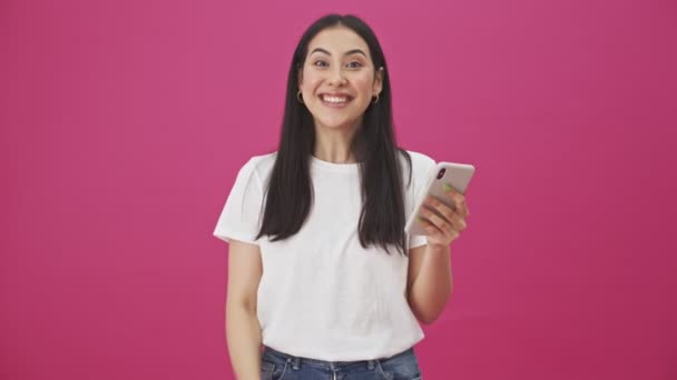 Uma Mulher Sorrindo Está Olhando Para Seu Smartphone Fazendo Gesto — Vídeo de Stock