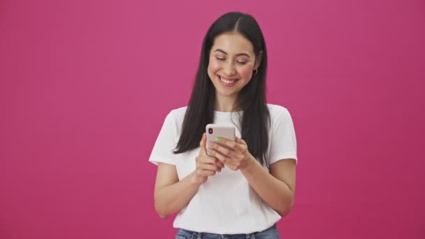 Una Mujer Feliz Está Usando Teléfono Inteligente Pie Aislado Sobre — Vídeos de Stock