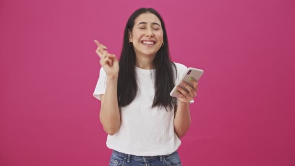 Una Hermosa Mujer Está Mirando Teléfono Inteligente Mientras Cruza Sus — Vídeo de stock