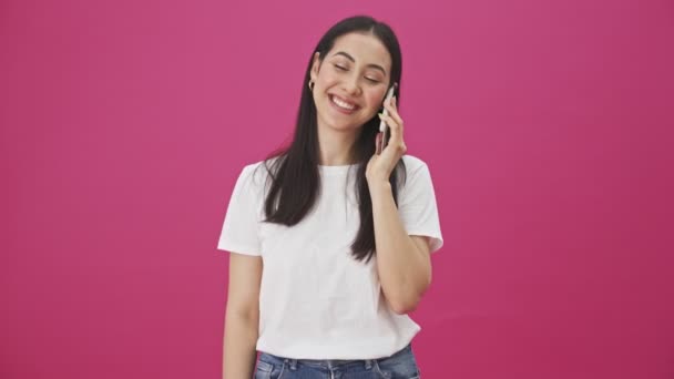 Una Mujer Feliz Está Hablando Teléfono Inteligente Pie Aislado Sobre — Vídeos de Stock