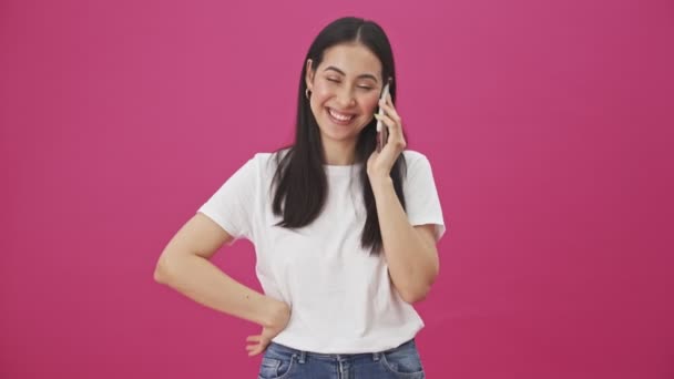 Una Mujer Sonriente Está Hablando Teléfono Inteligente Pie Aislado Sobre — Vídeo de stock