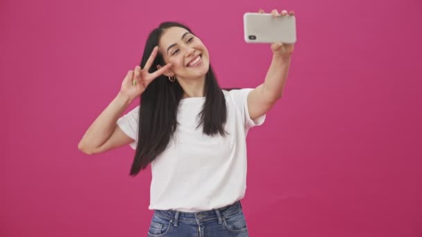 Uma Mulher Feliz Está Tirando Foto Selfie Seu Smartphone Isolado — Vídeo de Stock