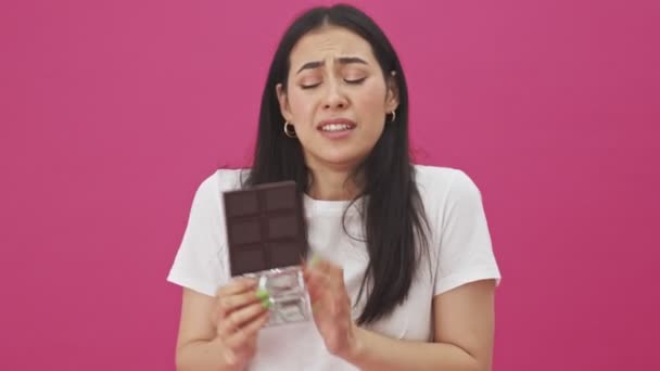매력적 여성이 초콜릿 거절하면서 그것을 — 비디오