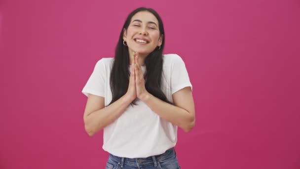 Snící Mladá Žena Žádá Něco Zatímco Drží Ruce Modlitebním Gestu — Stock video