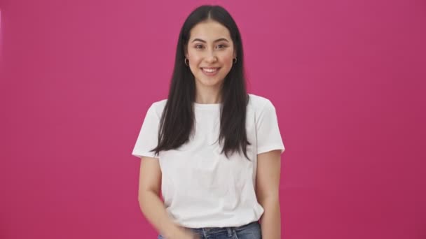 Una Joven Sonriente Está Haciendo Gesto Secreto Pie Aislado Sobre — Vídeo de stock