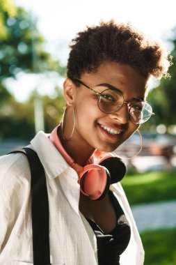 Çekici Afrikalı genç kız parkta yürüyor.