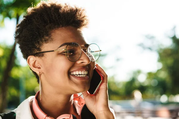 Ung Glad Kvinna Småprata Telefon Utomhus Närbild — Stockfoto