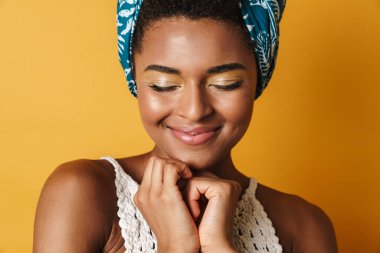 Mutlu Afro-Amerikan kadın görüntüsü Gözleri kapalı gülümseyen izole edilmiş sarı arka plan