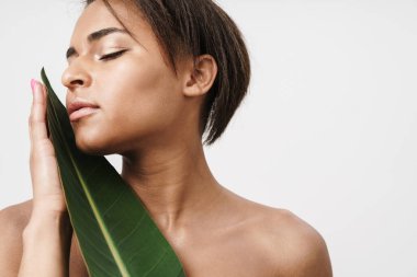 Beyaz arka planda izole edilmiş yeşil yapraklı Afro-Amerikan kadın görüntüsü