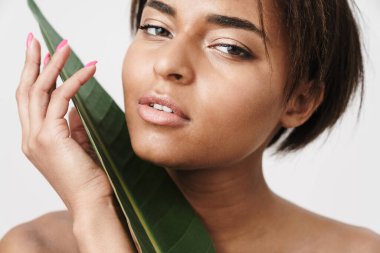 Beyaz arka planda izole edilmiş yeşil yapraklı Afro-Amerikan kadın görüntüsü