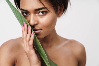 Beyaz arka planda izole edilmiş yeşil yapraklı Afro-Amerikan kadın görüntüsü