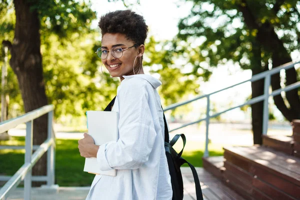 Atraktivní Mladá Africká Studentka Procházející Parku Nesoucí Učebnice — Stock fotografie