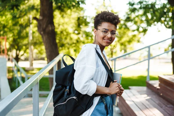 Atraktivní Mladá Africká Studentka Procházející Parku Nesoucí Učebnice — Stock fotografie