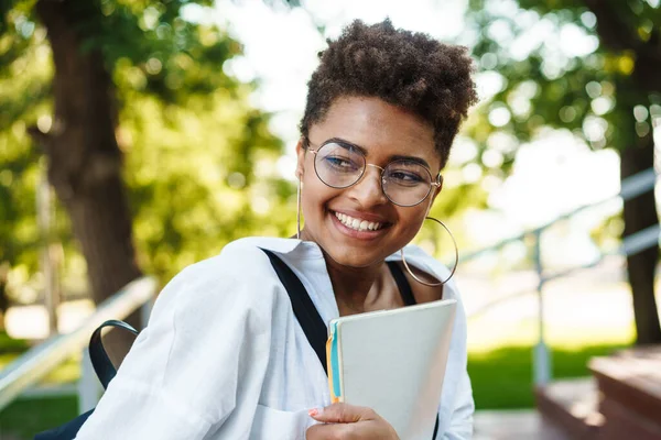 Atraktivní Mladá Africká Studentka Procházející Parku Nesoucí Učebnice — Stock fotografie