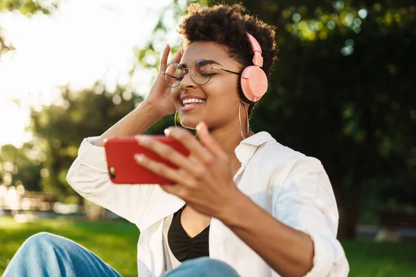 Imagen Una Mujer Africana Alegre Positiva Sentada Aire Libre Parque —  Fotos de Stock