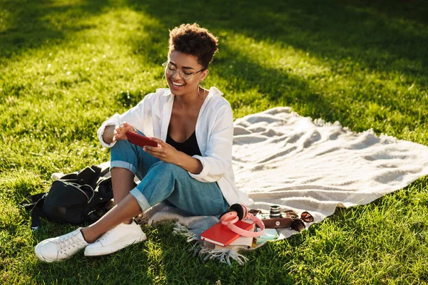 Foto Von Glücklichen Afrikanerin Sitzt Draußen Park Auf Einem Gras — Stockfoto