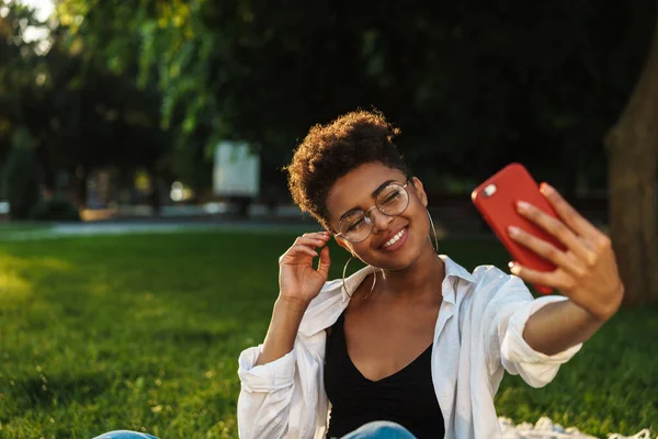 Imagen Una Mujer Africana Sonriente Feliz Sentada Aire Libre Parque — Foto de Stock