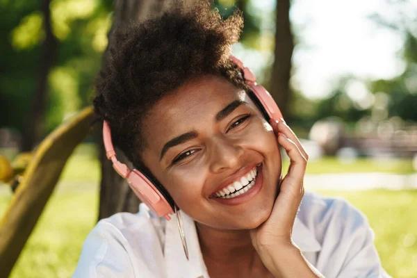 Feliz Joven Afroamericana Chica Escuchando Música Con Auriculares Inalámbricos Aire —  Fotos de Stock