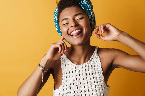 Imagem Mulher Afro Americana Alegre Mostrando Sua Língua Tapando Seus — Fotografia de Stock