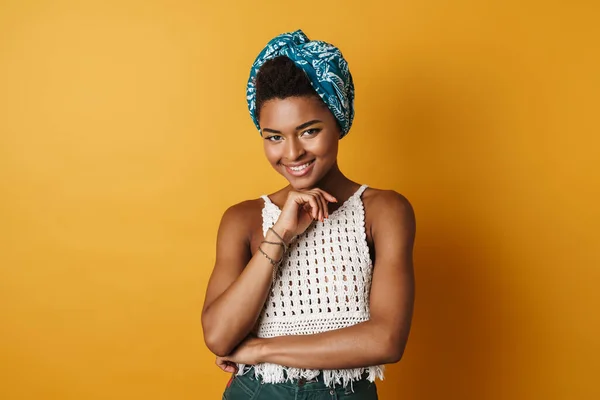 Bild Glada Afrikanska Amerikanska Kvinna Poserar Och Ler Kameran Isolerad — Stockfoto