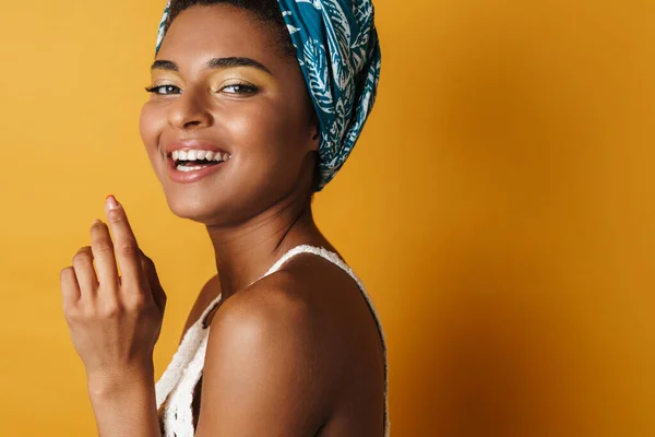 Imagem Mulher Americana Africana Alegre Posando Rindo Câmera Isolado Fundo — Fotografia de Stock