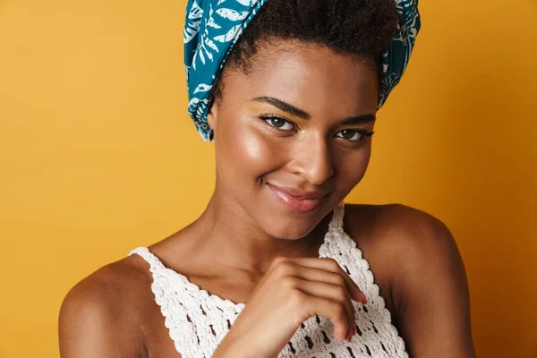 Obraz Wesoły Afryki Amerykanka Pozowanie Uśmiech Aparacie Odizolowane Żółte Tło — Zdjęcie stockowe