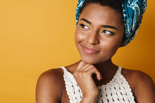 Obrázek Šťastný Africký Američan Žena Usmívá Dívá Stranou Izolované Žluté — Stock fotografie