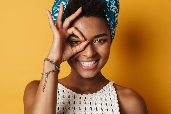 Obraz Wesoły Afryki Amerykańskiej Kobiety Uśmiechając Się Pokazując Znak Izolowane — Zdjęcie stockowe