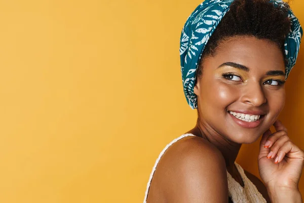 Obrázek Legrační Africké Američanky Pózující Usmívající Kameře Izolované Žluté Pozadí — Stock fotografie