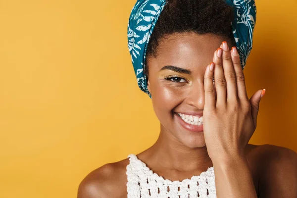 Imagem Mulher Americana Africana Feliz Sorrindo Cobrindo Seu Rosto Isolado — Fotografia de Stock