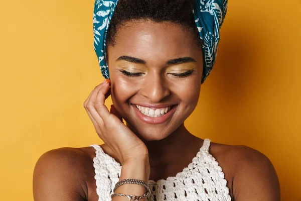 Imagem Mulher Americana Africana Engraçada Posando Rindo Câmera Isolado Fundo — Fotografia de Stock