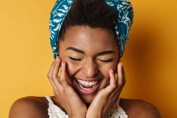 Obraz Śmiesznej Afrykańskiej Kobiety Pozowanie Śmiech Kamerze Odizolowane Żółte Tło — Zdjęcie stockowe