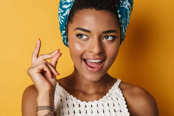 Imagem Mulher Americana Africana Engraçada Estalando Dedos Rindo Isolado Fundo — Fotografia de Stock