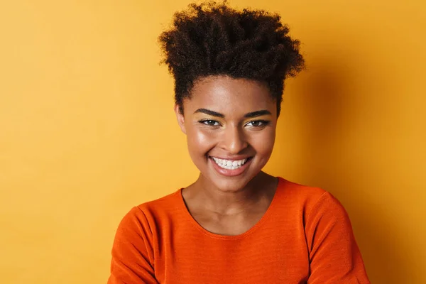 Bild Glada Afrikanska Amerikanska Kvinna Poserar Och Skrattar Kameran Isolerad — Stockfoto