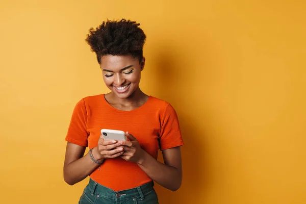 Imagem Mulher Americana Africana Alegre Sorrindo Usando Telefone Celular Isolado — Fotografia de Stock