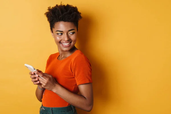 Imagem Mulher Americana Africana Feliz Sorrindo Usando Telefone Celular Isolado — Fotografia de Stock