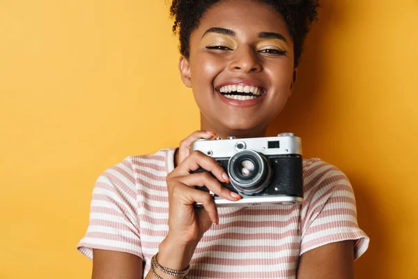 Obrázek Smějící Africké Američanky Fotografování Retro Fotoaparátu Izolované Žluté Pozadí — Stock fotografie