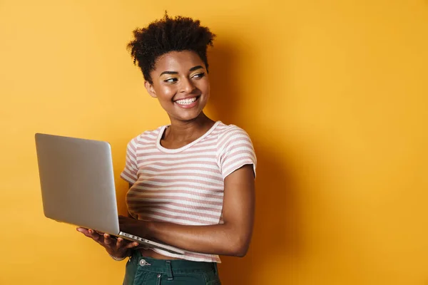 Gülümseyen Dizüstü Bilgisayar Kullanan Neşeli Afro Amerikan Kadın Görüntüsü — Stok fotoğraf